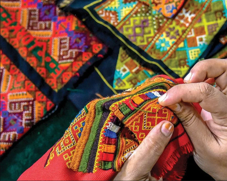 سوزن‌دوزی بلوچی: گنجینه‌ای از تاریخ، هنر و هویت قوم بلوچ